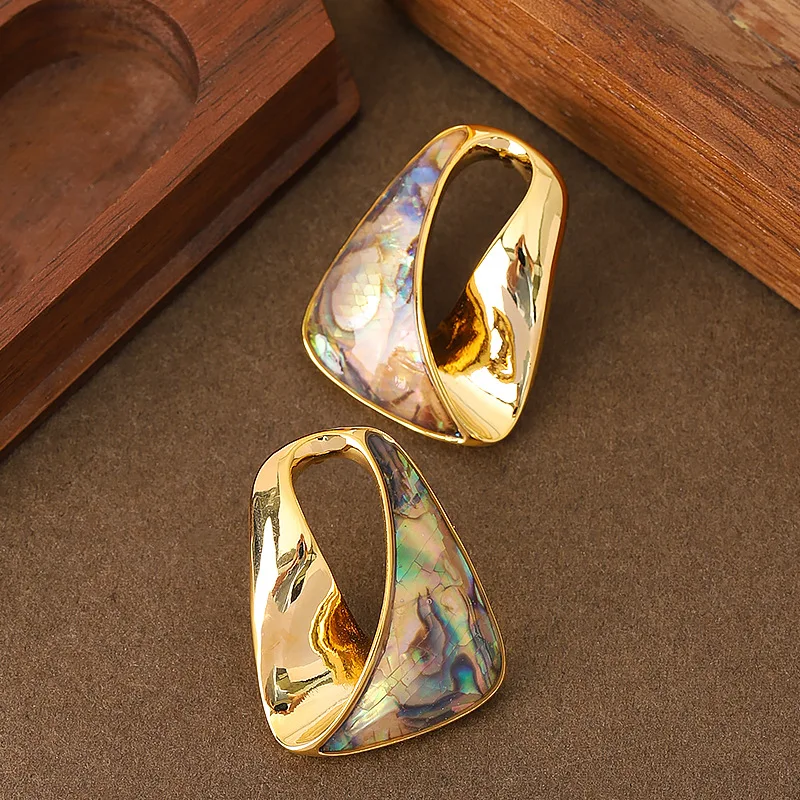 

Fashionable, fresh, simple, irregularly twisted abalone stud earrings, feminine, fashionable and high-end commuting earrings