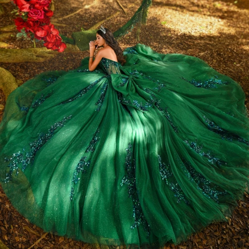فساتين Quinceanera باللون الأخضر الزمردي اللامع قبالة الكتف مزين بالترتر والدانتيل مطرز بفيونكة تول وحفلات أعياد الميلاد الحلو 16