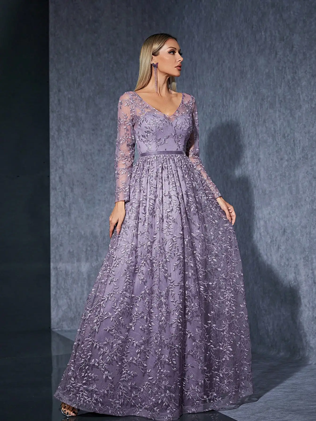 Mgiacy (non-locating flower) Langes Kleid mit V-Ausschnitt, langen Ärmeln, bestickter Spitze, durchsichtigem Satin und Gürtel mit weitem Saum – Detail 5
