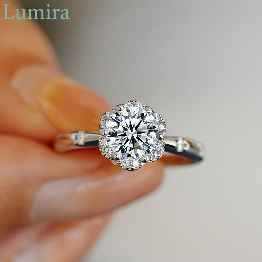 Lumira Plum Blossom Platinum PT950 Wedding Band D-Color 1Carat Moissanite Classic Six-Prong Ring for Women Anniversary Gift