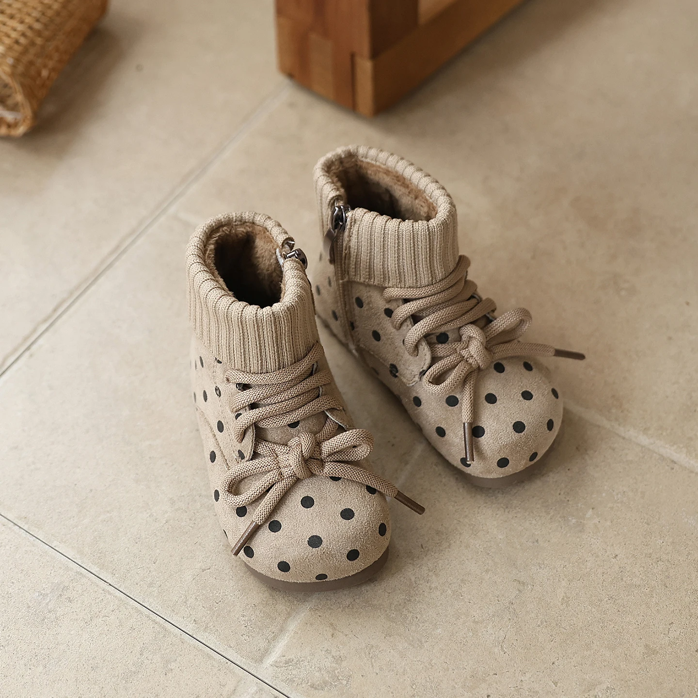 جديد خريف 2025 أحذية أطفال جلدية لطيفة منقطة أحذية بيرفوت نعل مطاطي للكاحل موضة طفل الفتيات الأحذية بوتاس نينا