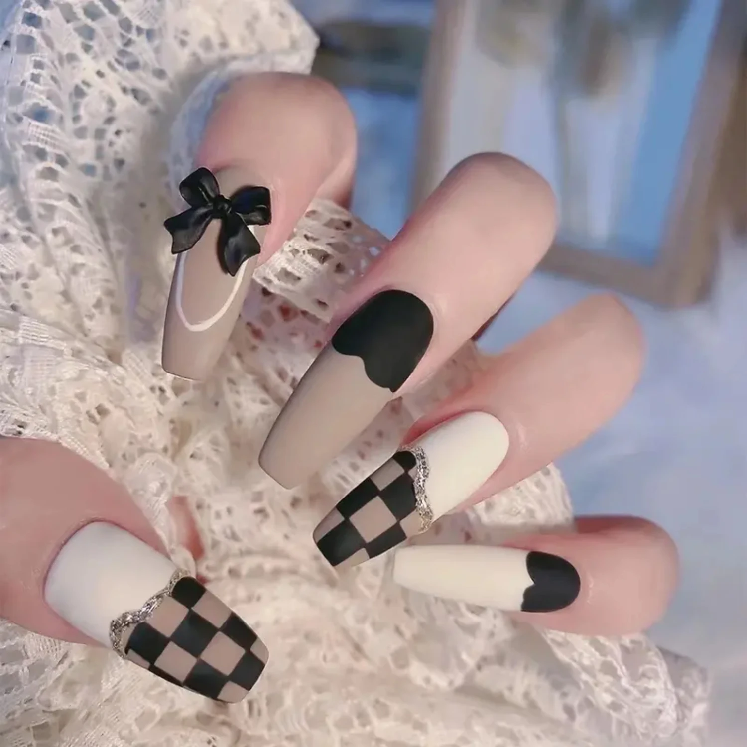 Elegant and chic new French fake nails for a touch of glamour, cute and stylish removable fake nail patches for a perfect manicu