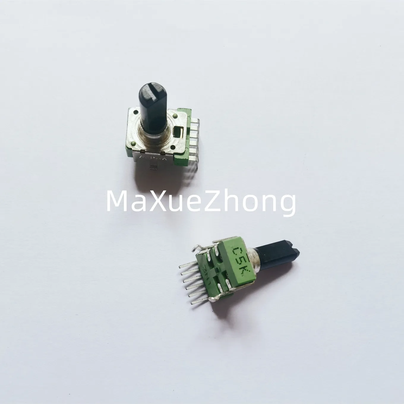 

Original new 100% 142 Type vertical dual potentiometer 6pin C5K C10K C200K B50K B10K handle length 18MMF (SWITCH)