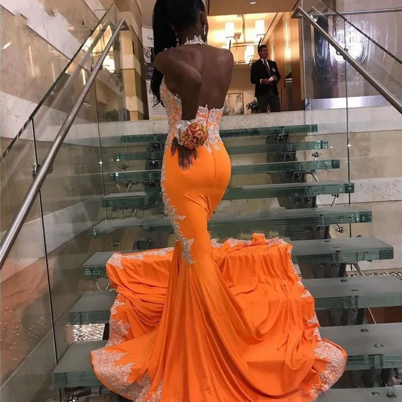 2025 Sexy Arabic Orange Mermaid Prom Party Dress Halter Opne Back Lace Appliques Satin Formal Evening Gowns Robe De Soiree