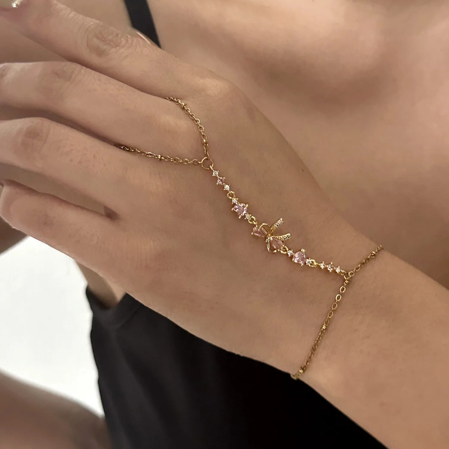 Zierliches Armband mit Schleifenmuster aus Zirkonia und Edelstahl für Damen, vergoldet, mit Herz-Fingerkette, Party-Schmuck, Geschenk – Detail 5