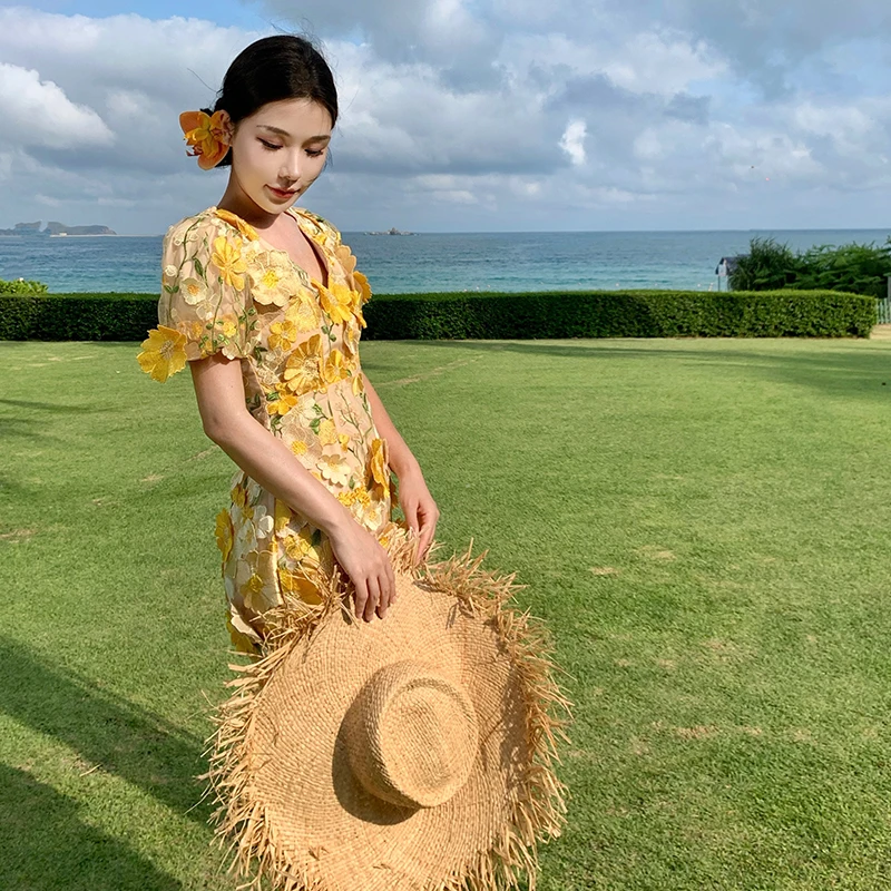Falda de Playa Estilo Tailandés, Estilo Picante, con Bordado Floral Amarillo, Ajustada, con Escote en V, para el Verano