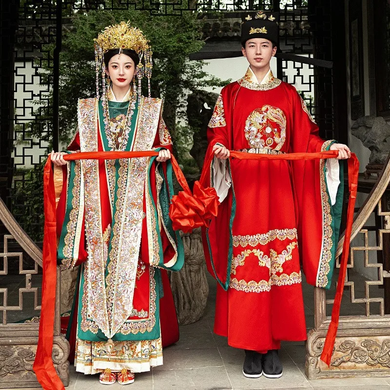 A complete set of heavy-duty Chinese-style wedding dress featuring new Han Dynasty phoenix crown and red robe