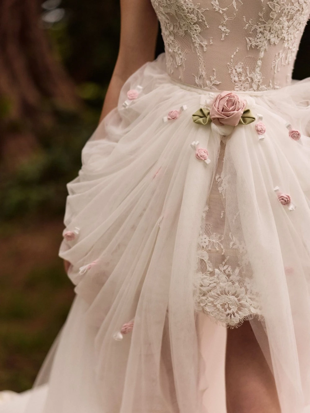 Sweet White Strapless Wedding Gown Lace Tulle Pink Rose Decor Asymmetrical Train Bridal Dress For Romantic Vintage Weddings