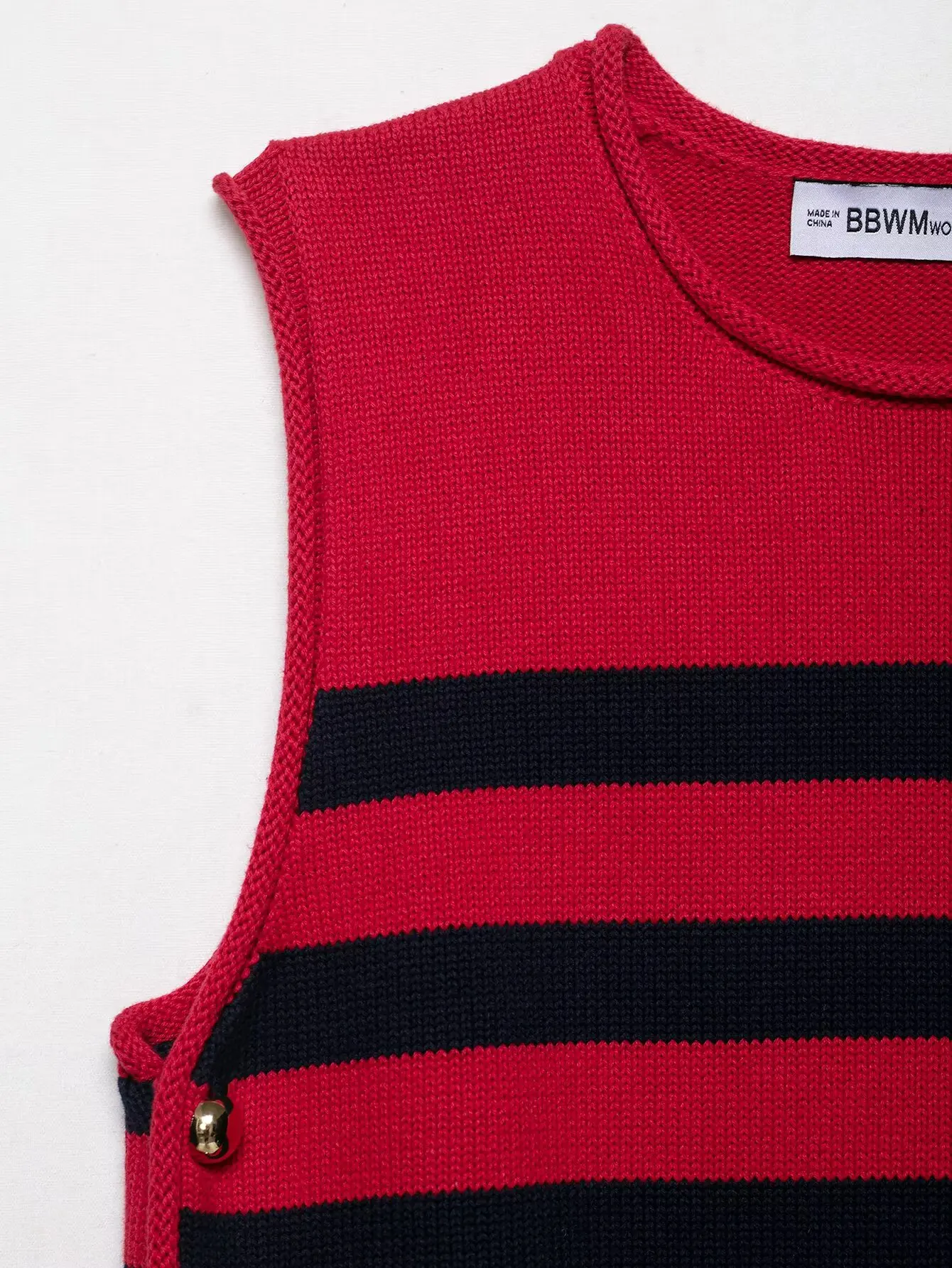 2025年春夏新作 レディースニットタンクトップ - オフショルダースタイル、サイドボタンアクセント、フローティーエレガンス、スリムフィットカット