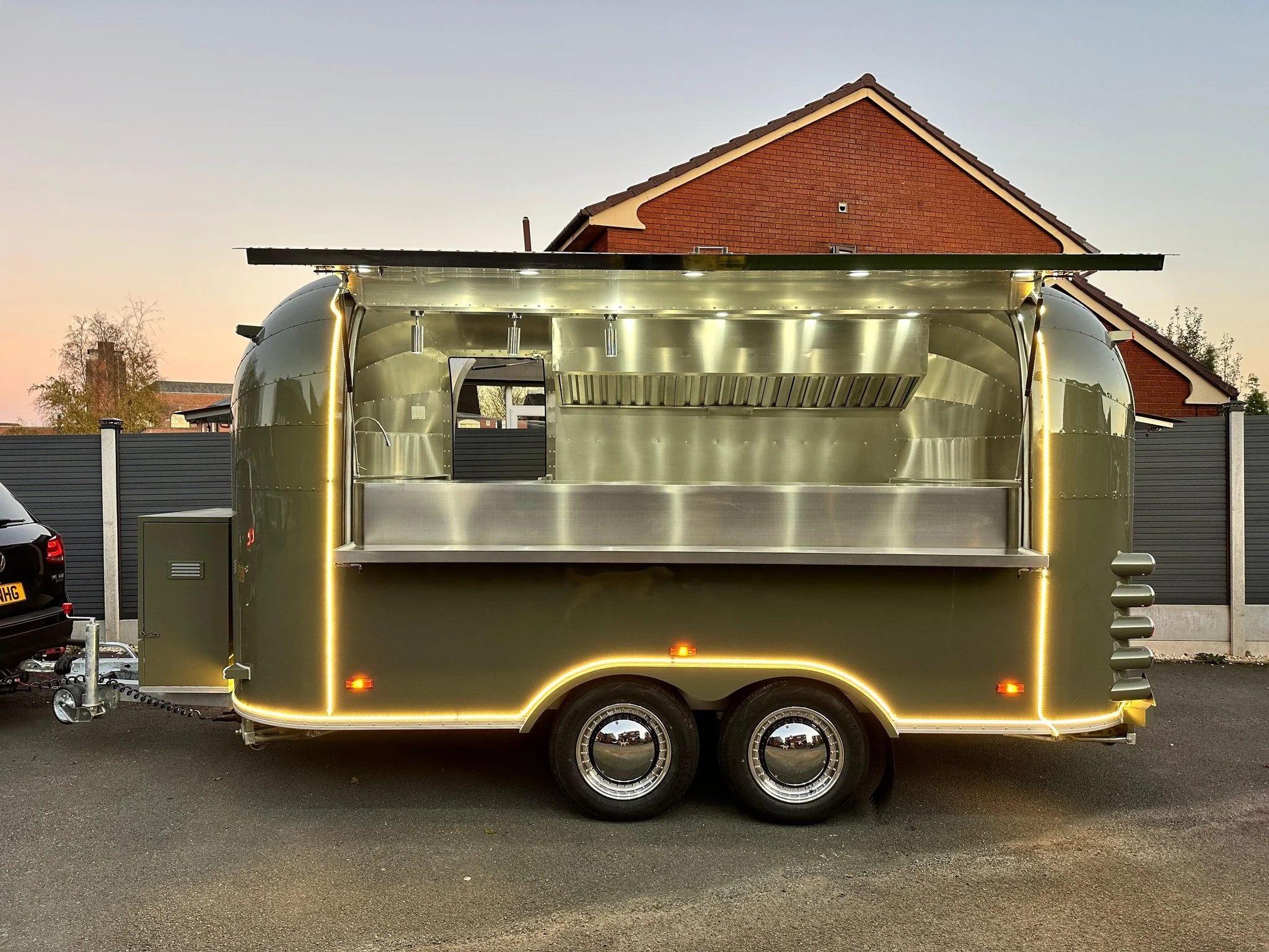 Customizable Stainless Steel 4-Wheel Mobile Food Truck Cart Fast Food Trailer Hotdog Ice Cream Chips Outdoor Use