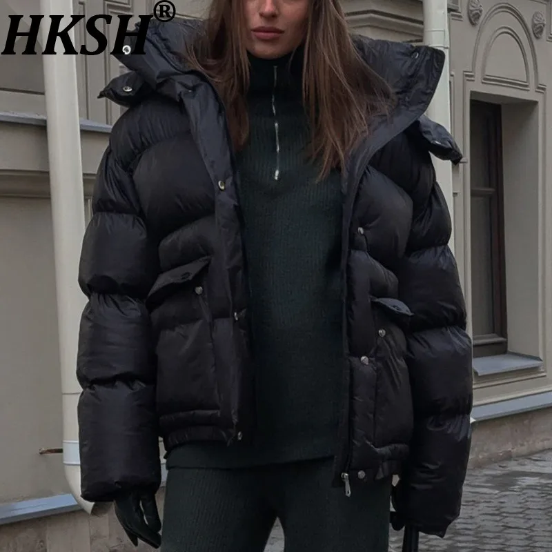 

HKSH 2025 Новое зимнее женское стеганое пальто с капюшоном и карманами на молнии, однотонная универсальная темная элегантная теплая ватная куртка HK14923