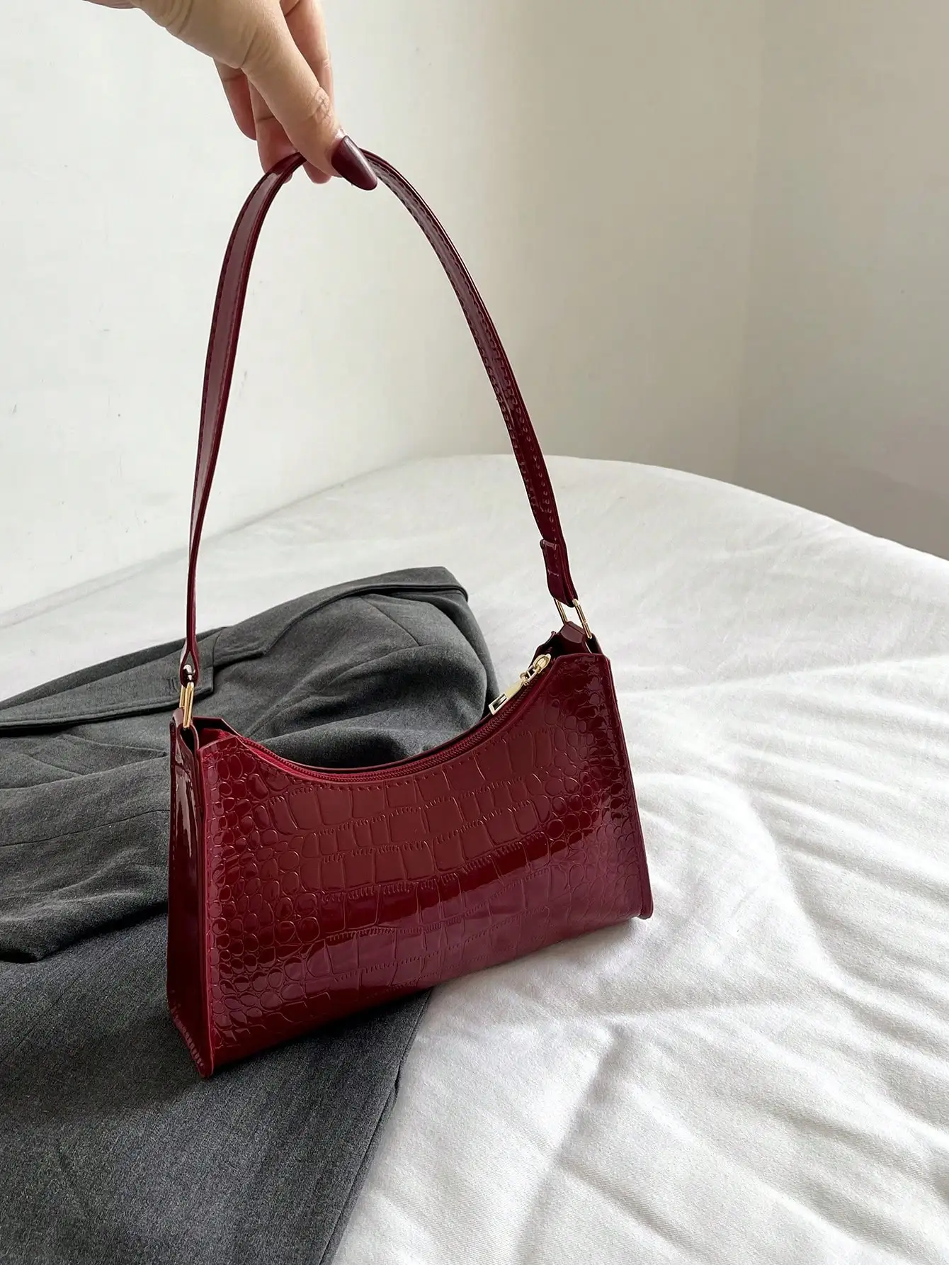 

Глянцевая сумка через плечо с тиснением под крокодила, глубокого красного цвета