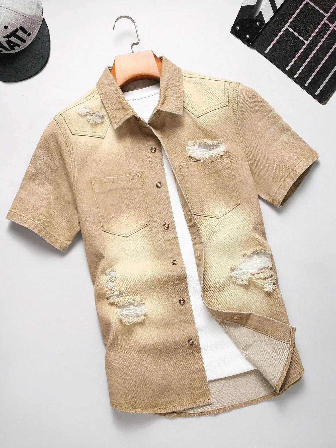 

Summer men's short-sleeved shirt in khaki washed denim, featuring ripped details, is refreshing and breathable to wear.