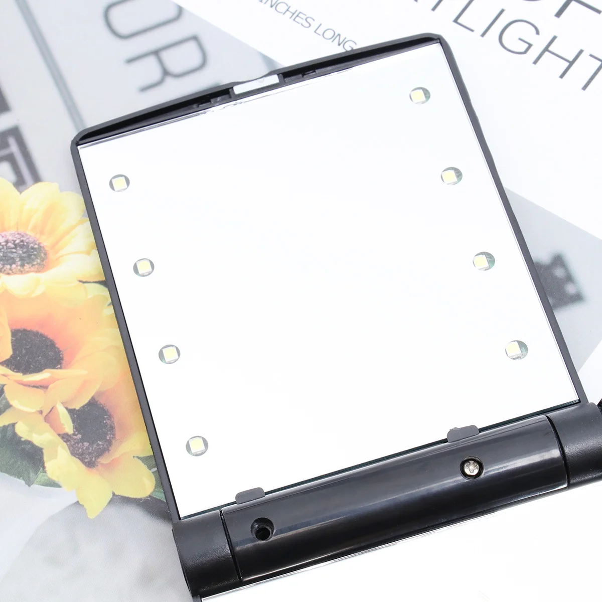 Espejo de maquillaje compacto LED plegable de doble cara Mini espejo de bolsillo portátil negro con 8 luces brillantes
