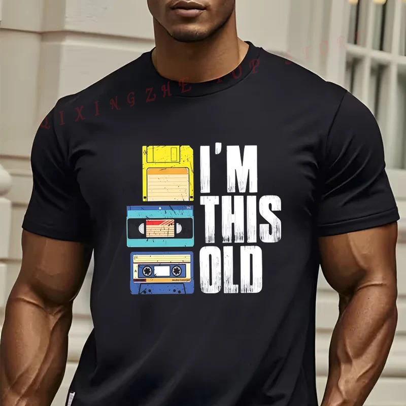 

Мужская футболка в стиле ретро с графическим принтом и надписью «I'M THIS OLD» в состаренном белом шрифте, повседневный топ с круглым вырезом