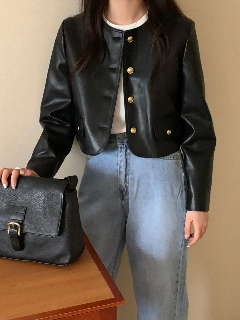 Elegancki, vintage'owy, okrągły, metalowy, pojedynczy guzik, luźny, długi sweter, skórzany płaszcz damski, modny, do pracy, szykowny.