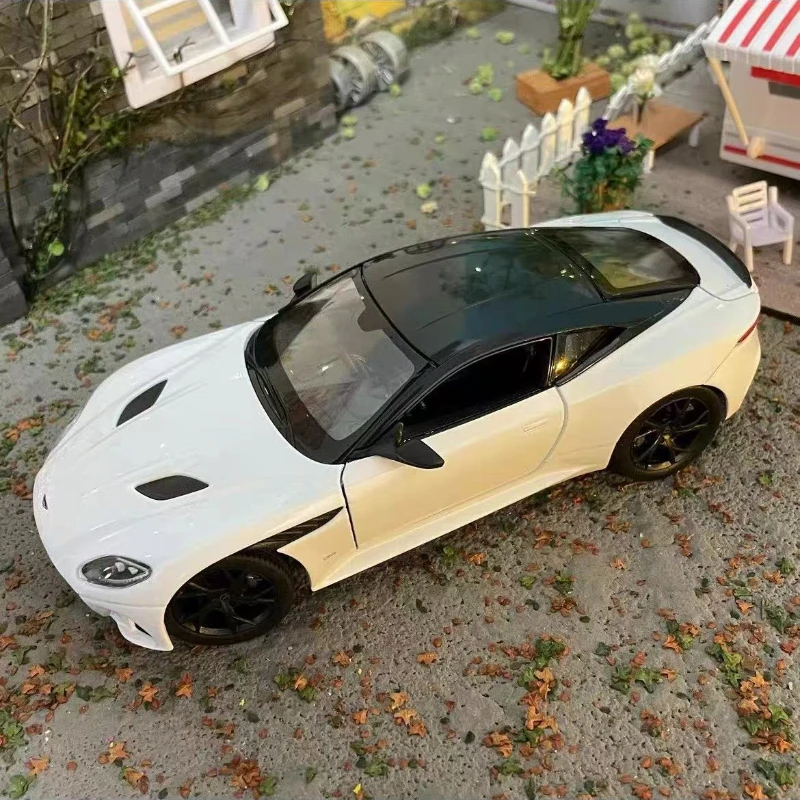 

WELLY 1:24 Aston Martin DBS Superleggera Diecast Car Metal Children's toys collection gifts Alloy Model Car