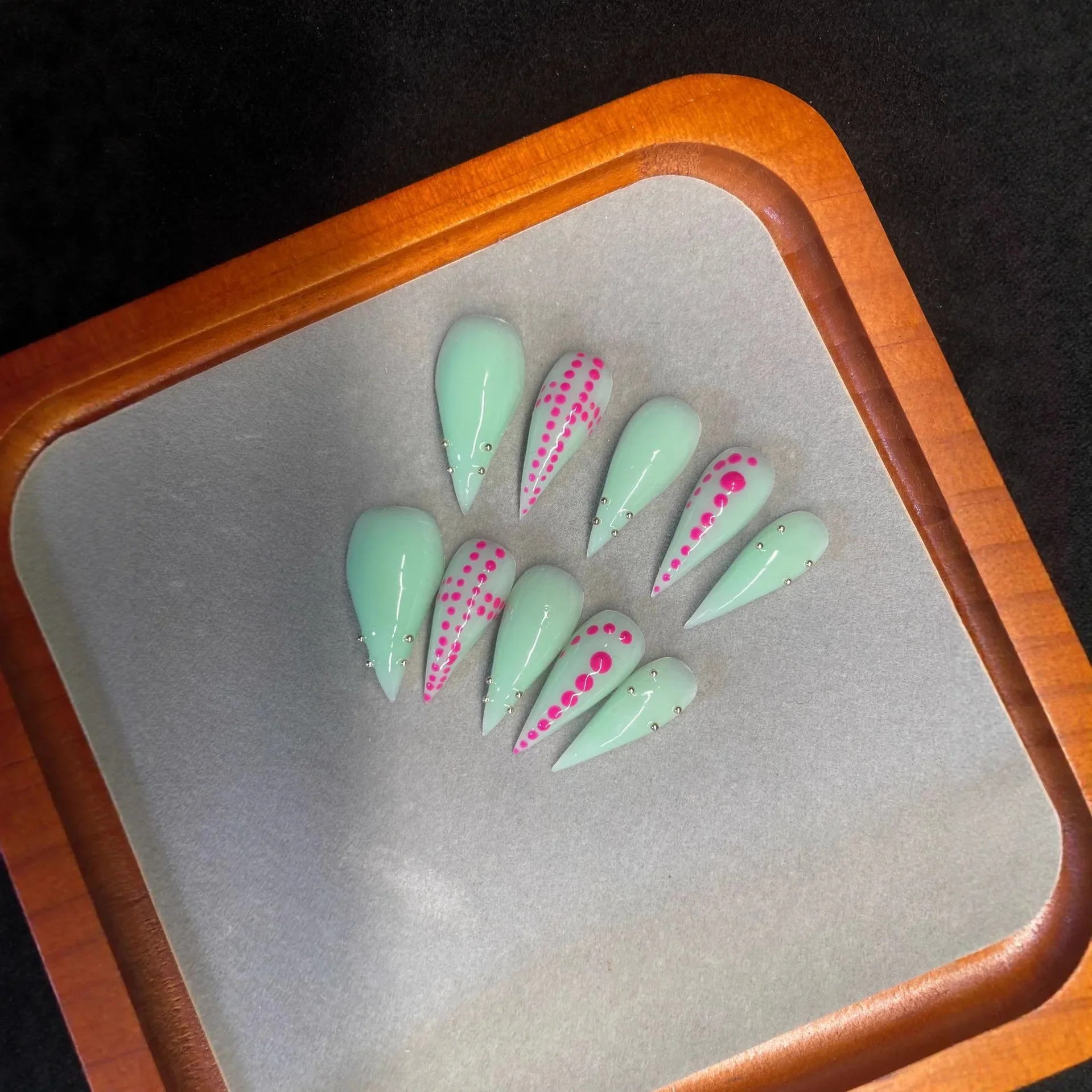 10PCS of delicate and fresh mint-colored pastel pink polka dot fake nails, with built-in mini silver metal rivets