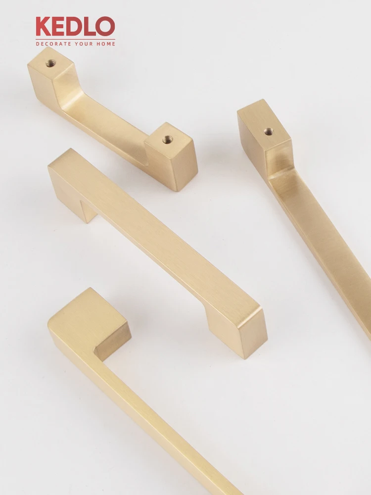 KEDLO Massiver Messinggriff, modern, minimalistisch, gebürstetes Messing, flacher Küchenschrank- und Schubladengriff in Gold. – Detail 7