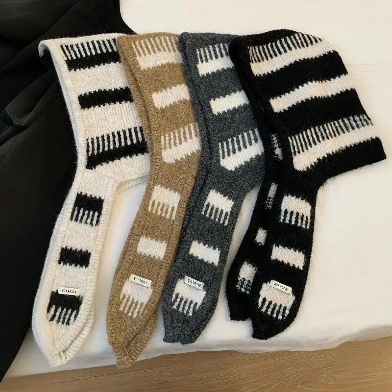 Dicker, Warmer Gestrickter Kapuzenschal mit Schwarz-Weiß-Streifen für Winterliche Outdoor-Aktivitäten und Tägliches Tragen – Detail 10