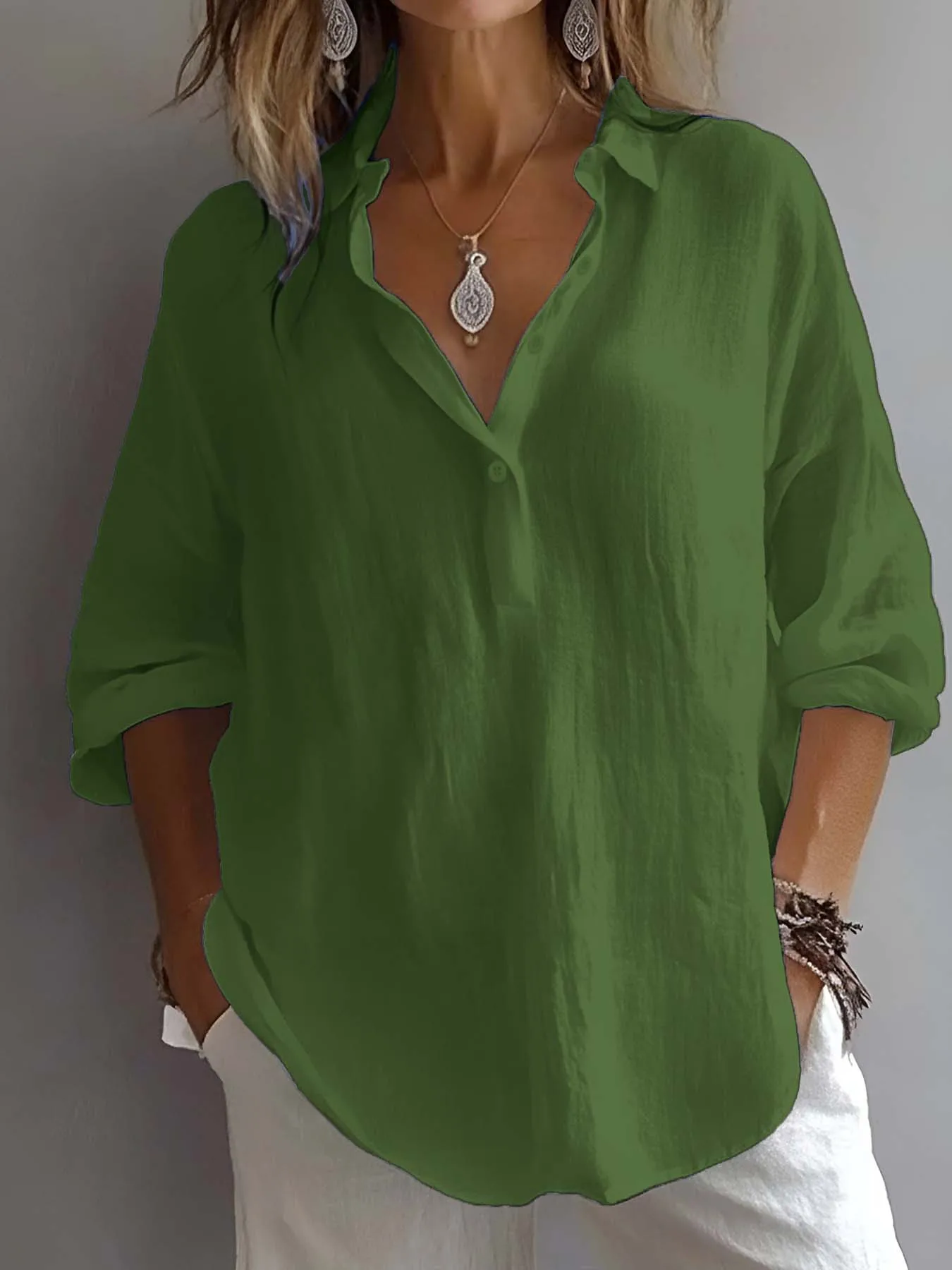 Klassisches Damen-Hemd aus 100% Baumwolle mit Kragen und Knopfleiste – ein einfaches, unverzichtbares Oberteil für den Alltag und das Büro. – Detail 1