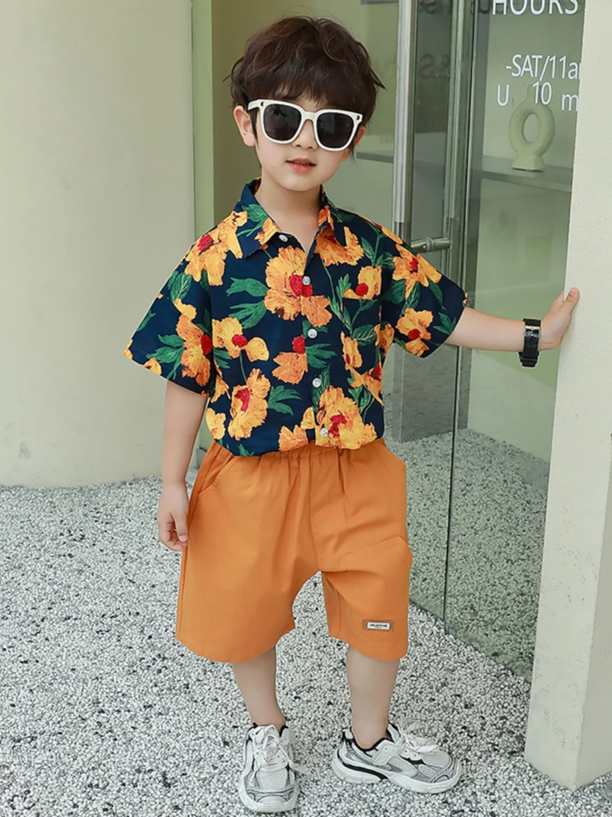 

Комплект из рубашки и брюк с цветочным принтом для мальчиков, летний новый стиль, модная детская одежда с короткими рукавами, модная рубашка для маленьких мальчиков