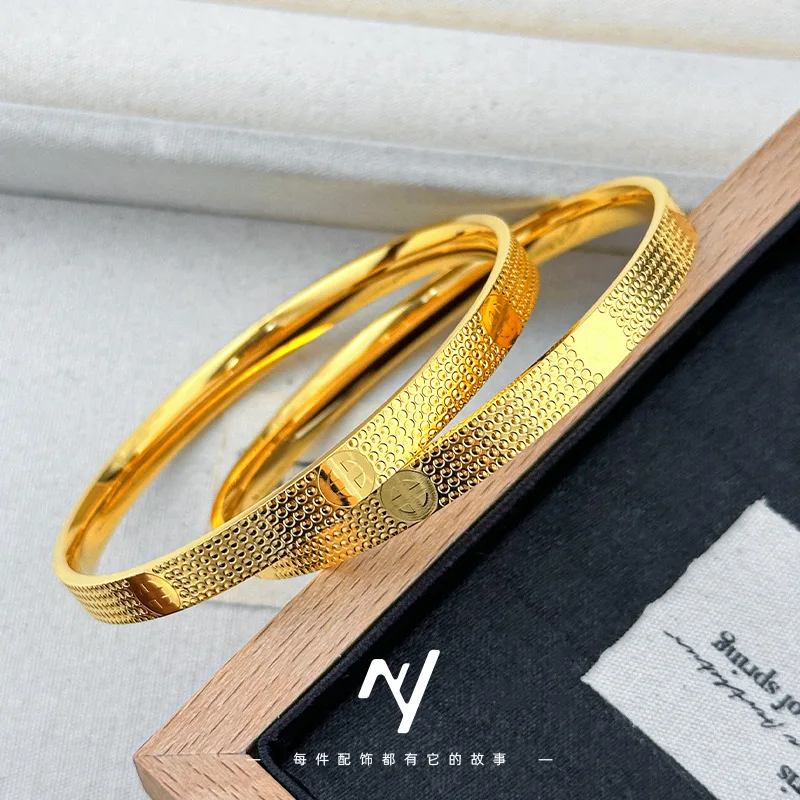 

Women's 24K Gold Star Cluster Closed Bangle, AU999 | Full-diamond central star, glamorous statement of cosmic opulence.