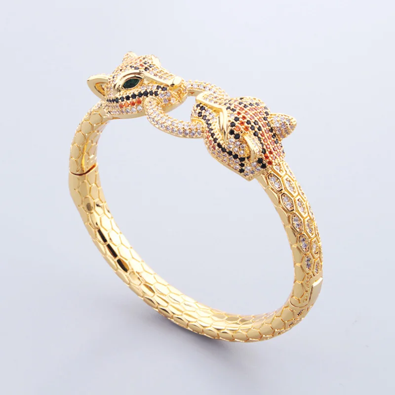 

Double-Headed Green-Eyed Leopard Titanium Bracelet with Micro-Inlaid Zircon European American Fashion Luxury Retro Design