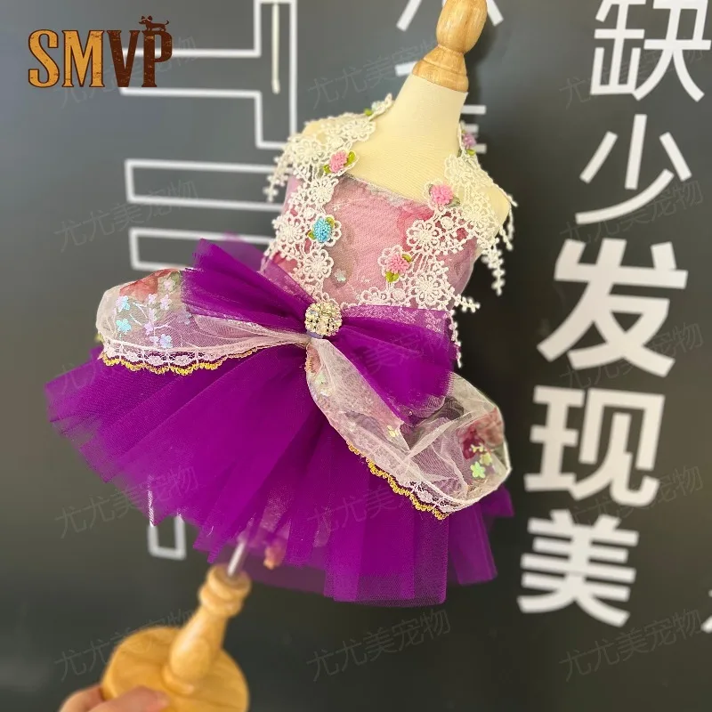 vestido-romantico-morado-para-mascota-diseno-de-tirantes-espagueti-encaje-floral-calado-lazo-brillante-bajo-de-tul-para-fotografia-de-mascotas