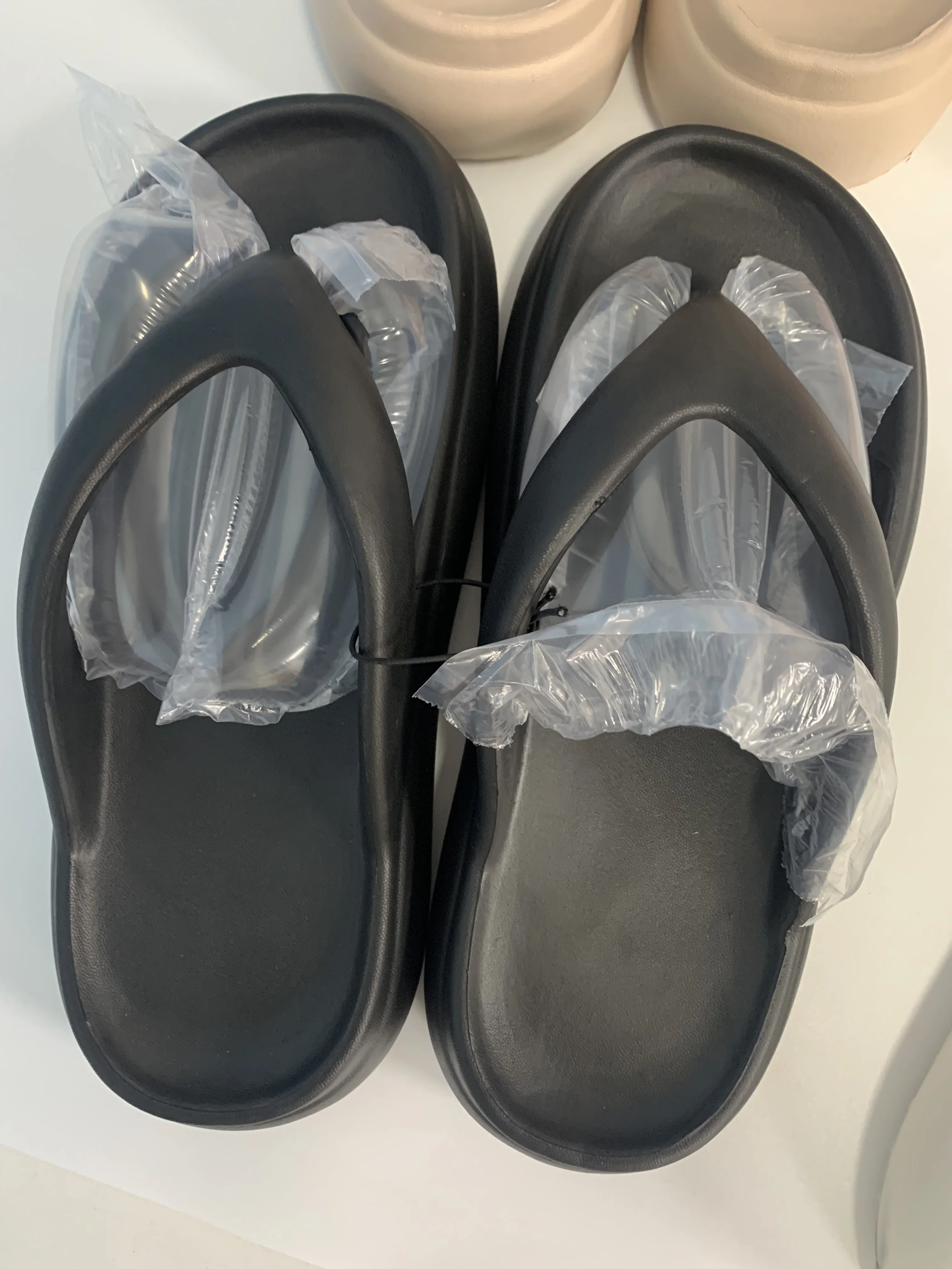 

Disposable Simple Plastic Flip Flops, Economic Type, for Single Use, Portable and Comfortable Flip Flops, Beach Slippers