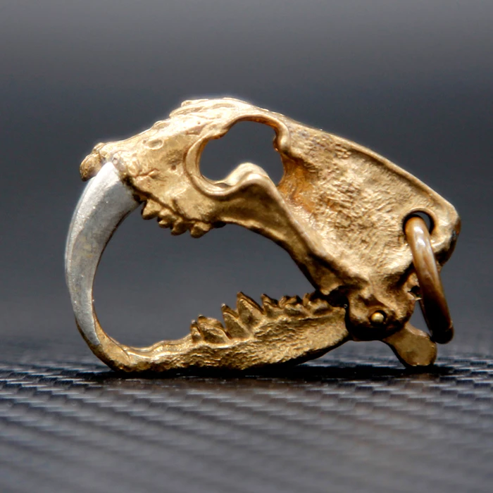 

NEW Brass Simulation Saber Toothed Tiger Skull Pendant Handmade Keychain Pendant Outdoor Creative Hiking Buckle EDC Tool