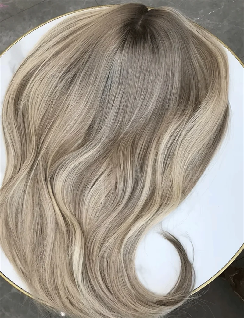 Wig Depan Renda Sintetis Gelombang Tubuh Pirang Abu dan Platinum Campuran Akar Gelap dengan Wig Garis Rambut Realistis Yang Telah Dipetik untuk Wanita