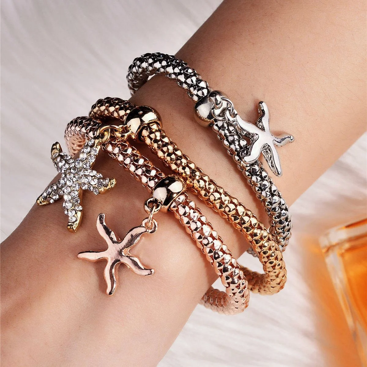 Cross border best-selling fashionable and simple unisex alloy bracelet with diamonds and hand accessories
