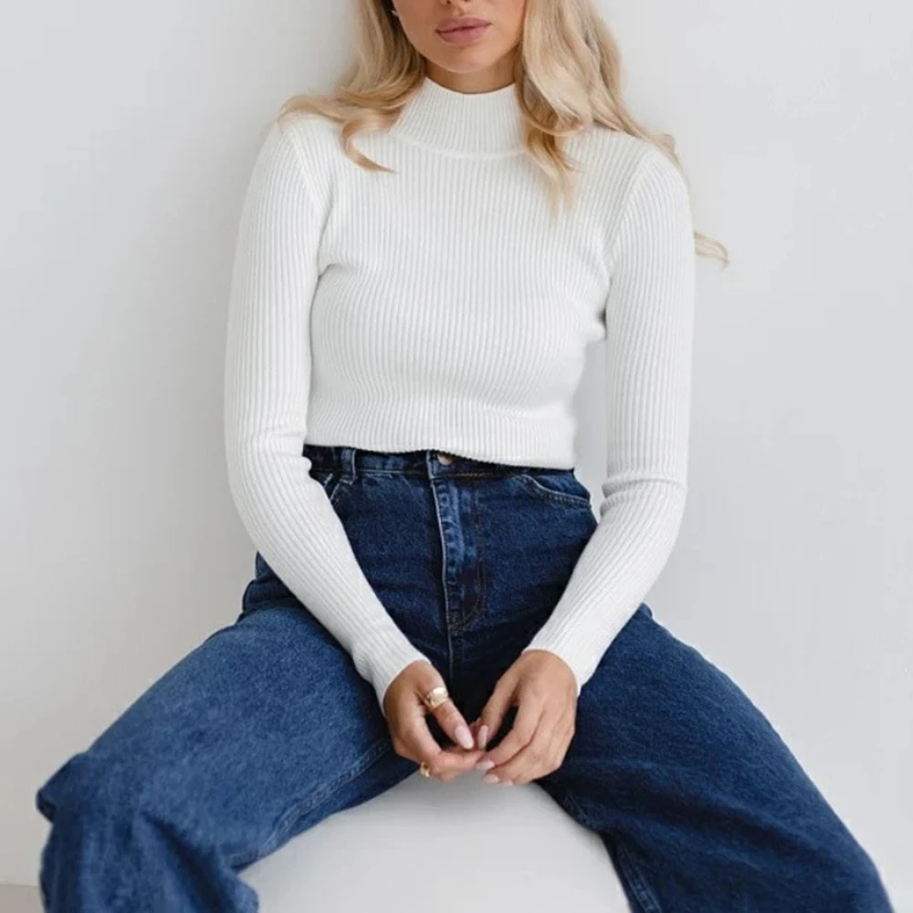 سترة نسائية جديدة موديل 2025 بلون سادة ورقبة عالية وأكمام طويلة