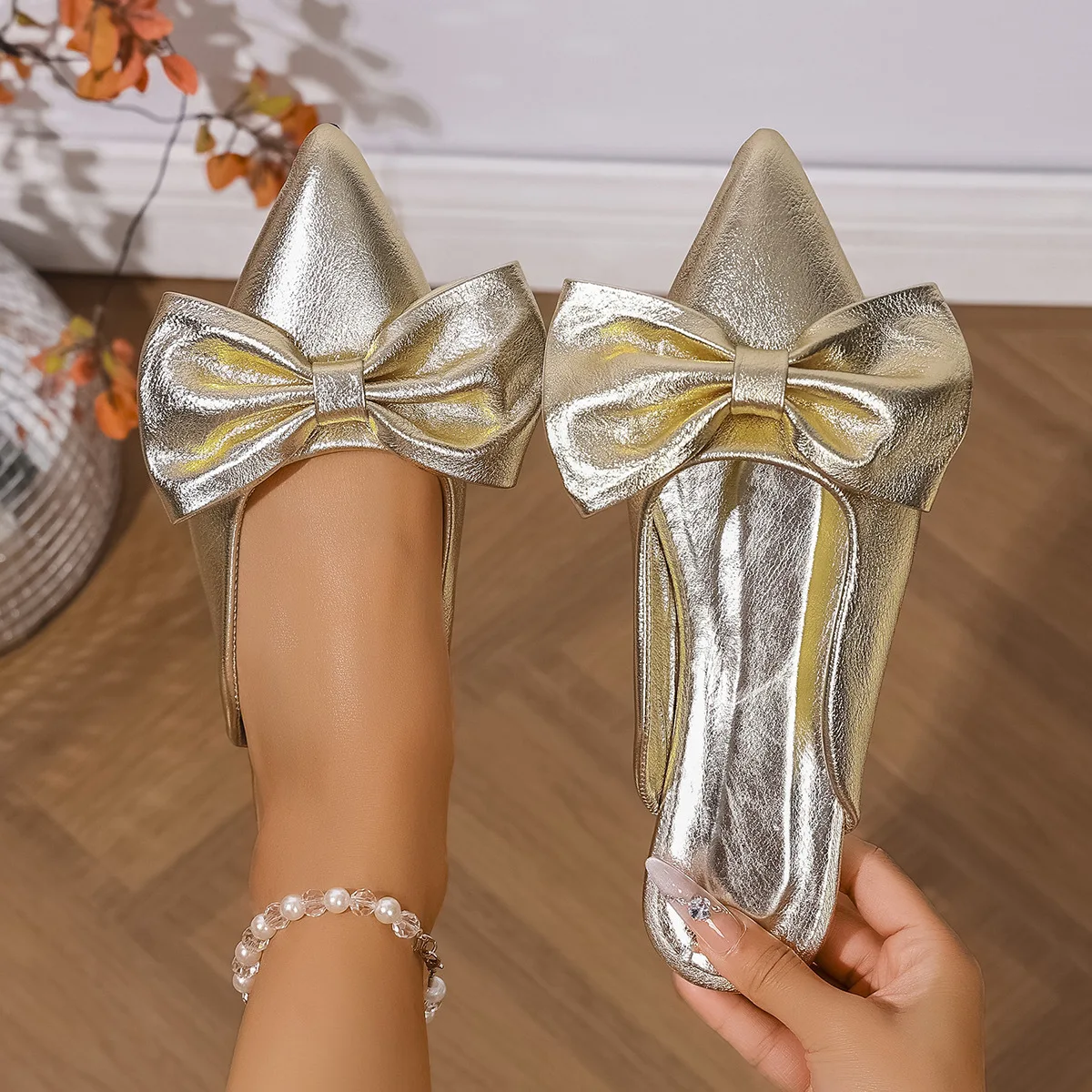 

Women's summer large-sized bow-shaped pointed-toe half-slipper flat-bottom lazy person's flip-top slipper