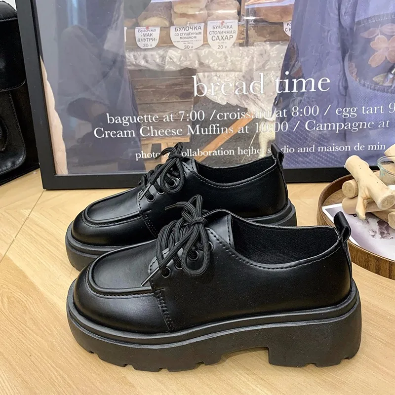 2024 donne primavera New Black Platform Flats Shoes mocassini da donna Slip on Boat Shoes Designer Casual Leather Oxfords