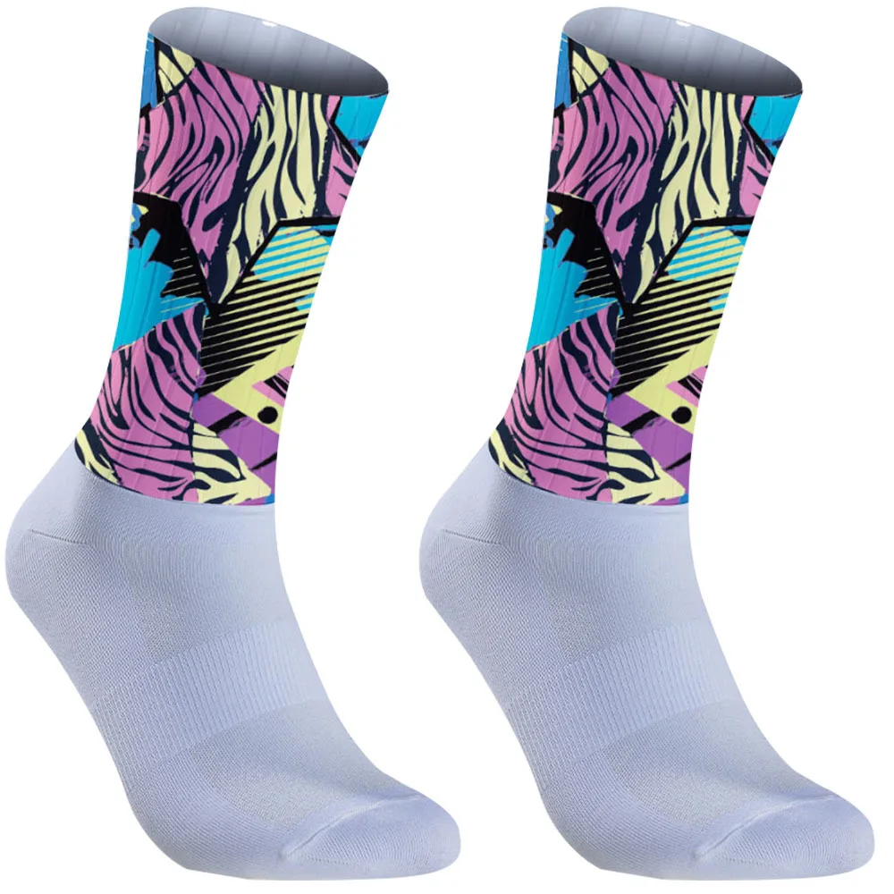 

Новый дизайн невидимых носков-лодочек 2025 года, в сочетании с кожаными туфлями, также выглядит изысканным.