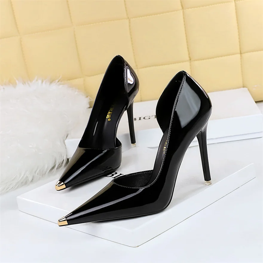 Metal Pointed Toe Fashion Patent Leather Women\'s Shoes Spring New Side Hollow Sexy Party Female Pumps High Heels 7/10.5cm Office