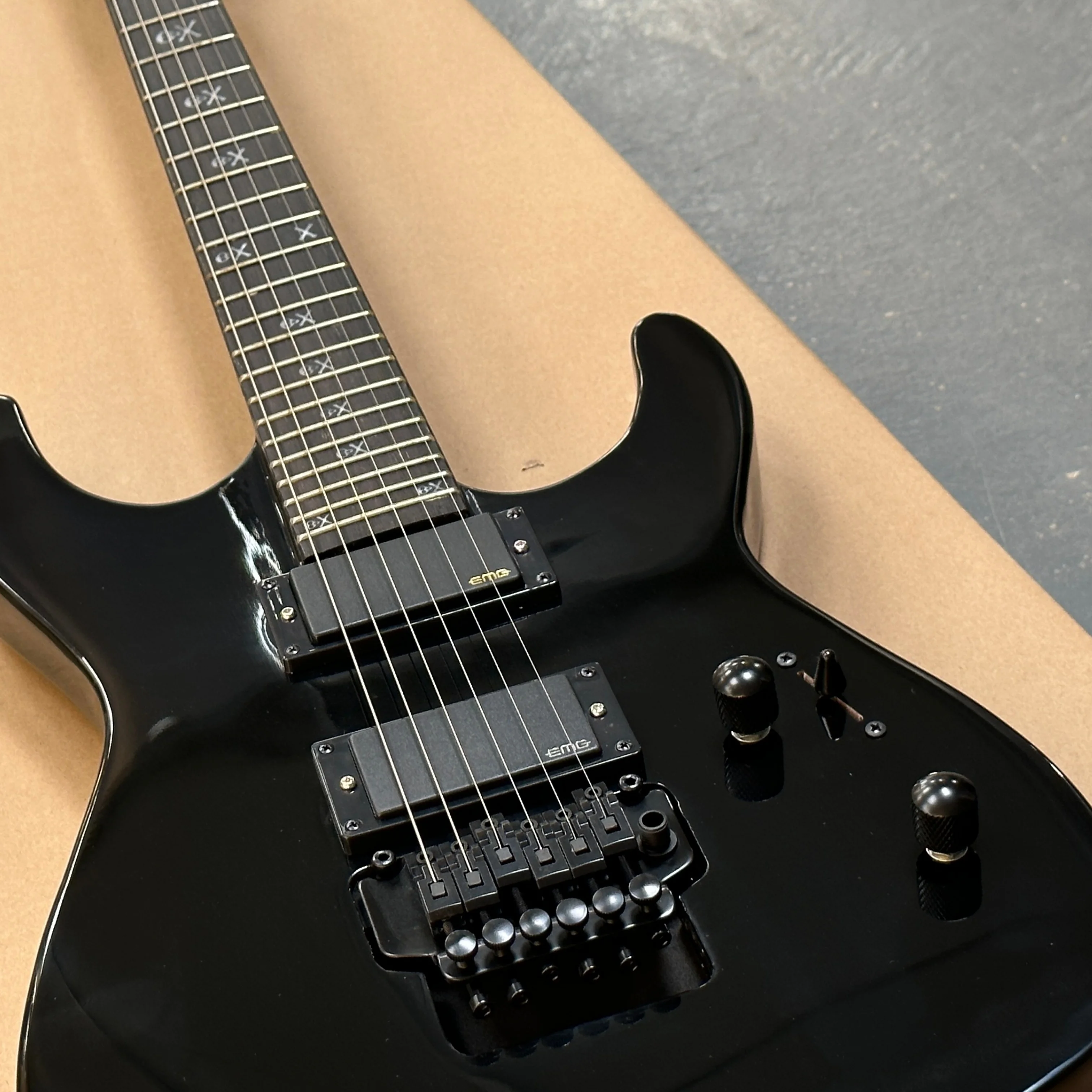 6-string black electricguitar with dual active pickups,tremolo system,2 volume knobs guitars,advanced stage performance guitarra