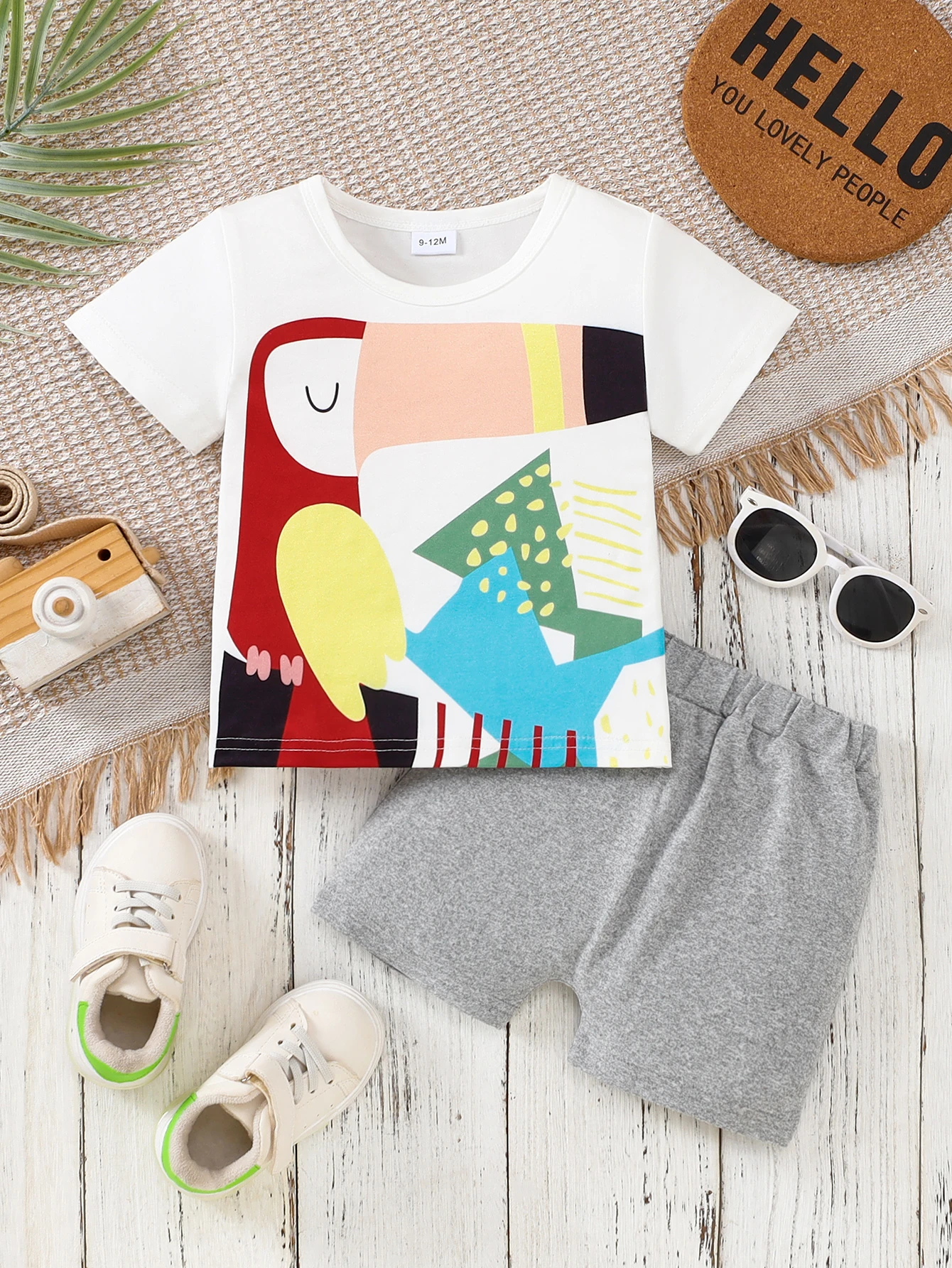 

Летний комплект для мальчиков 9-12 месяцев: футболка с коротким рукавом с принтом тукана и однотонные серые шорты на резинке, 2 предмета