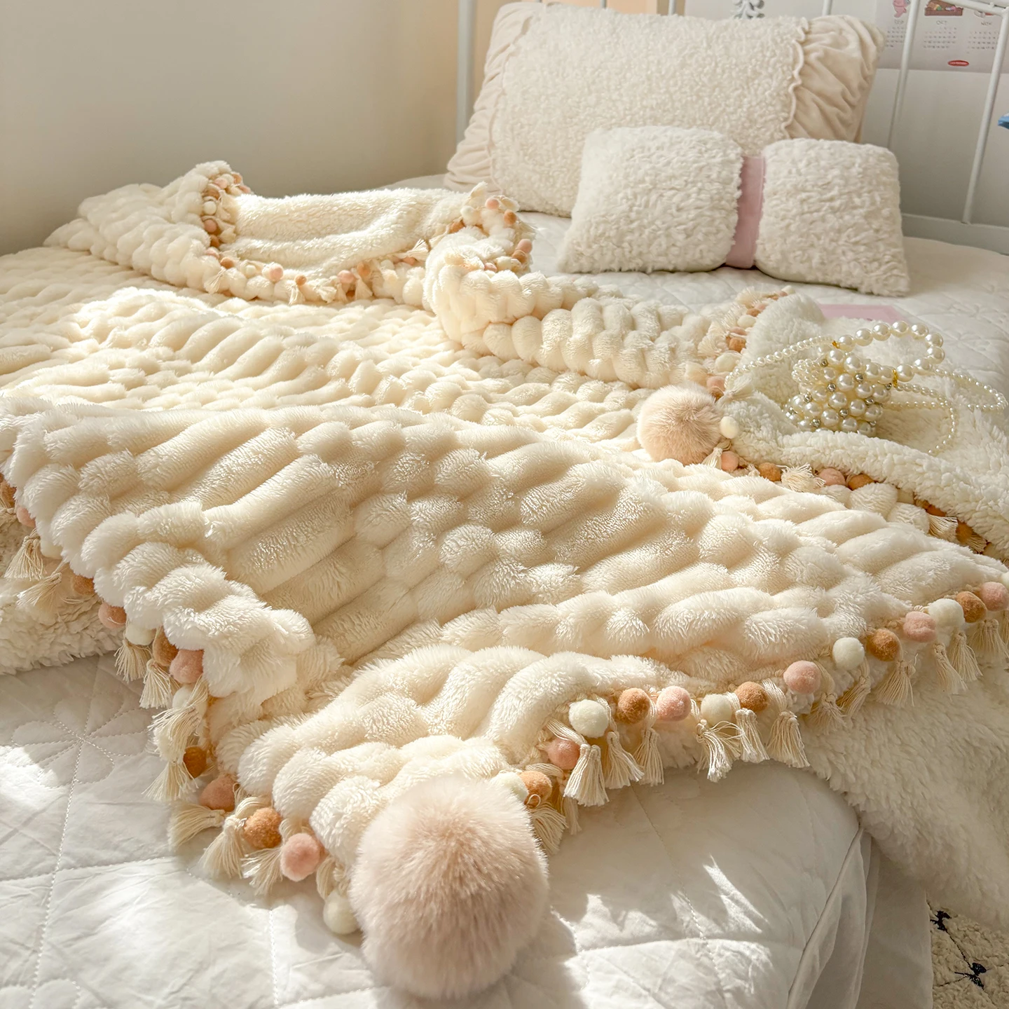 Ins Style Thickened Fleece Blanket Winter Office Nap Blanket Sheepskin Velvet Soft Warm Sofa Cover Blanket Polyester Fiber