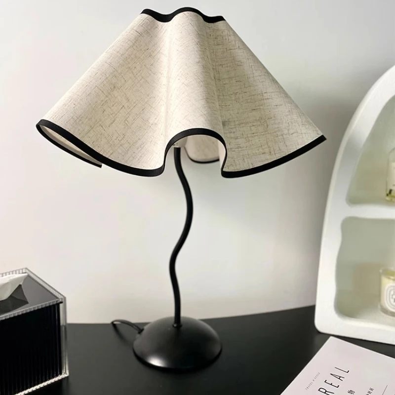 

Retro bedroom bedside table lamp, modern and minimalist French style dormitory desktop desk, small night lamp, high-end flower a