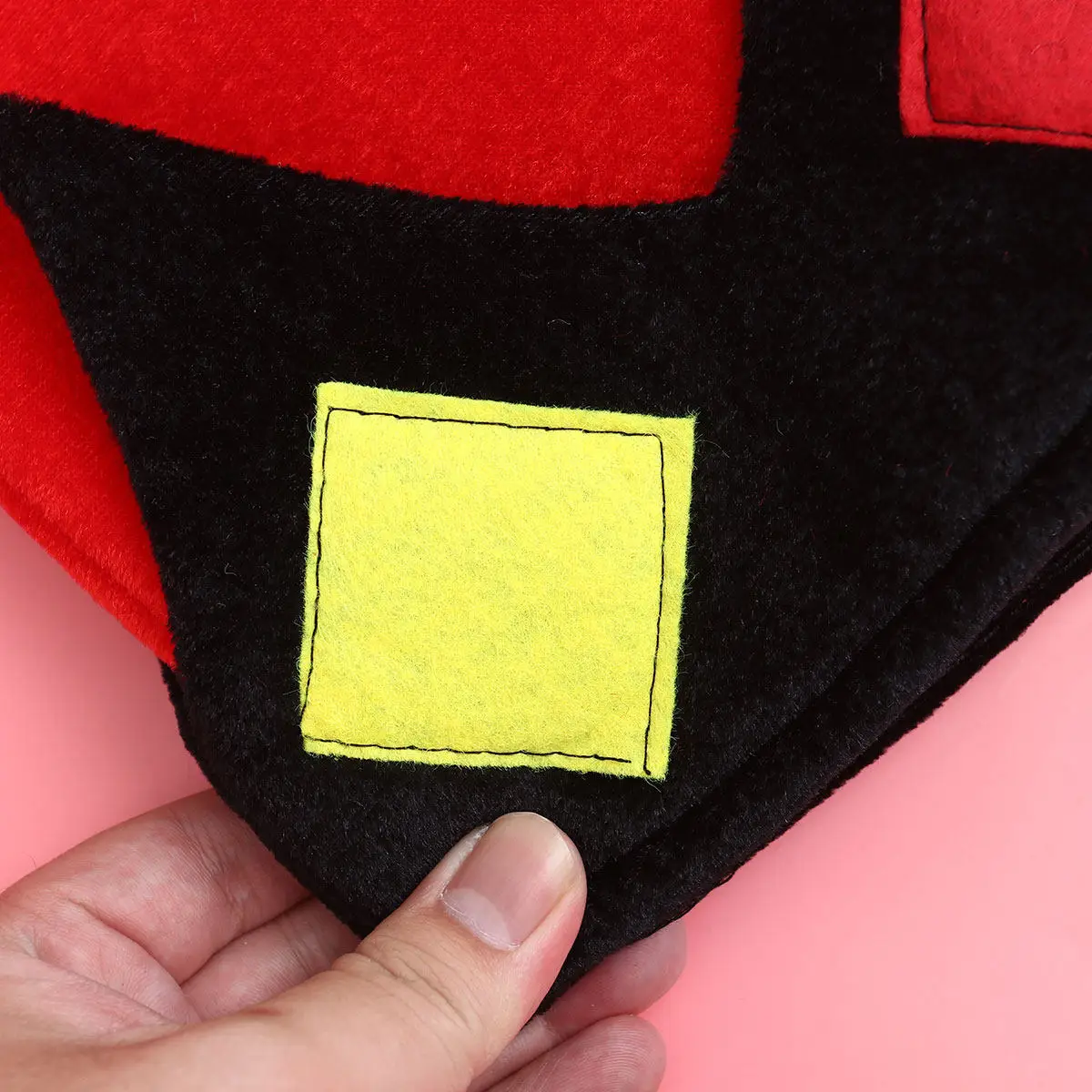 

Красная угловатая шляпа клоуна из премиальной ткани: дышащая, легкая, удобная для ношения в течение всего дня. Аксессуар для косплея, вечеринок, выступлений, карнавалов.