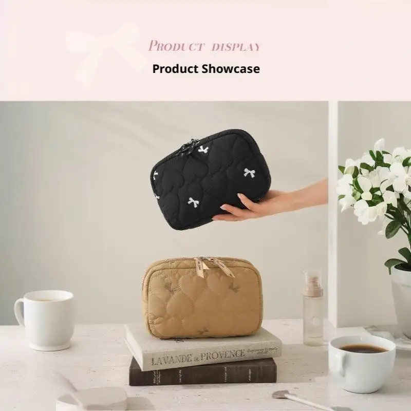 Niedliche, gesteppte Kosmetiktasche mit weichem, flauschigem Herzmuster, großes Fassungsvermögen zur Aufbewahrung von Make-up, ideal für Reisen. – Detail 13