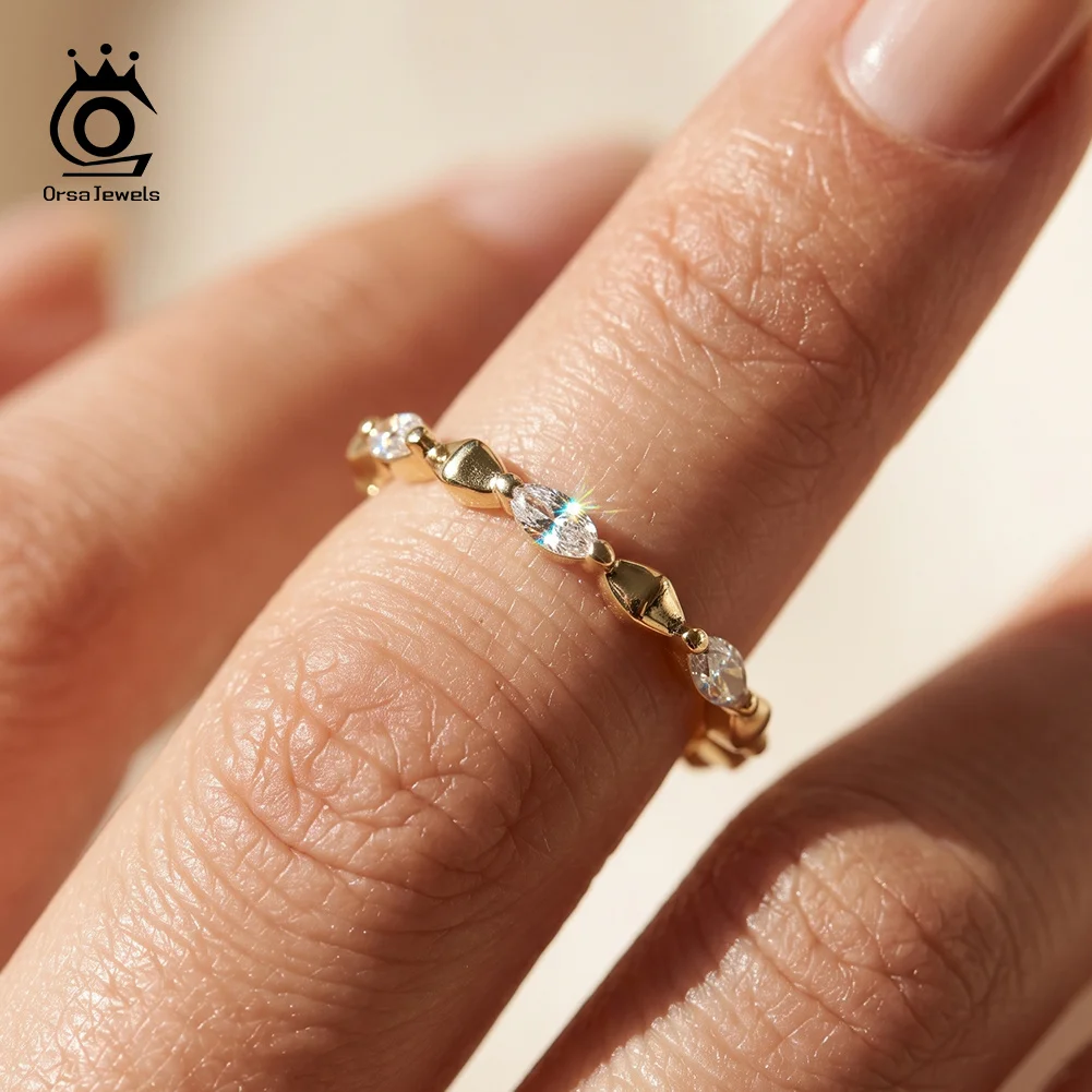 orsa-jewels-925スターリングシルバー製、dカラーのモアッサナイトを使用した、細身で重ね付けできるリング。繊細なデザインで、女性向けのウェディングジュエリーとして最適。mor32