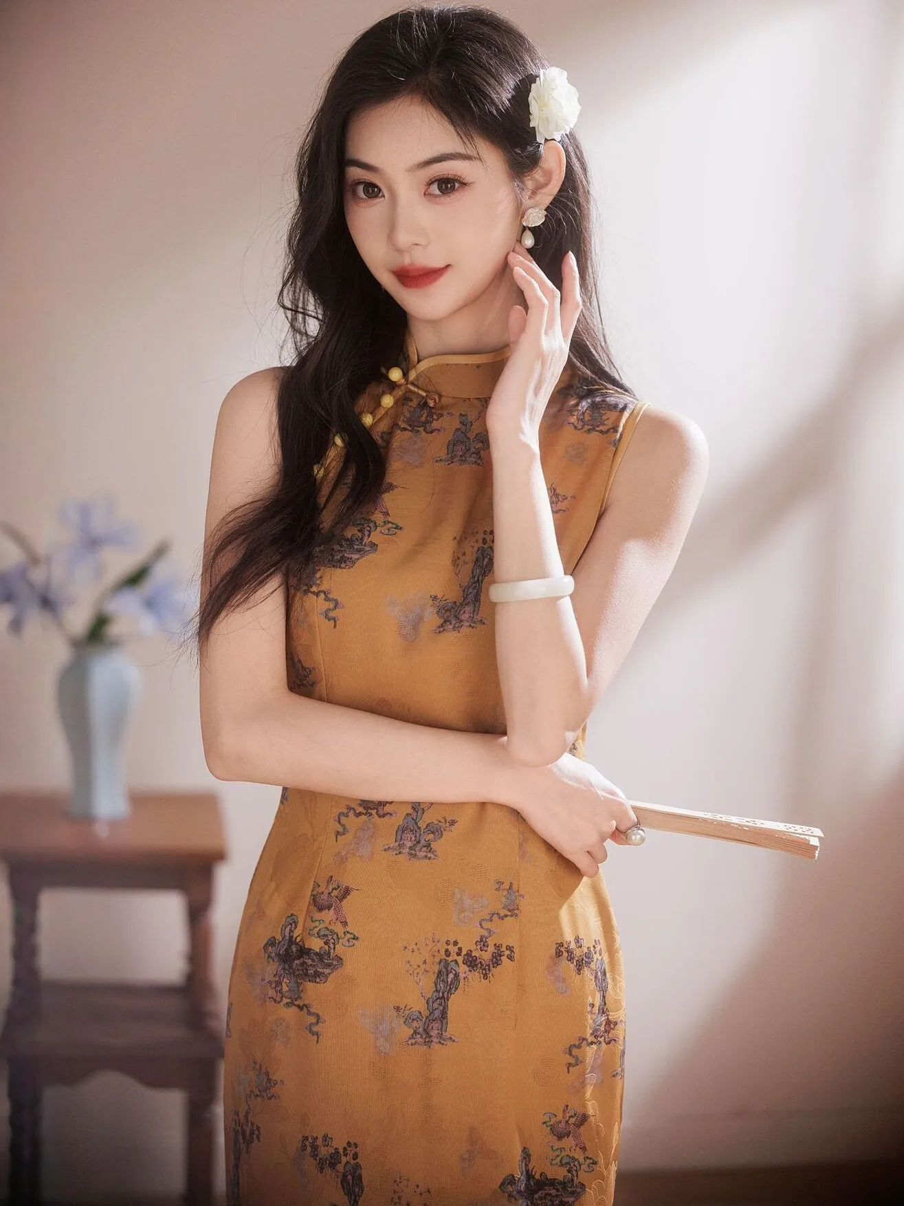 

Новое женское платье-ципао в китайском стиле, длинное, без рукавов, приталенное, желтое, в стиле ретро, национальный стиль, для повседневной носки, весенний сезон, шелк матовый...