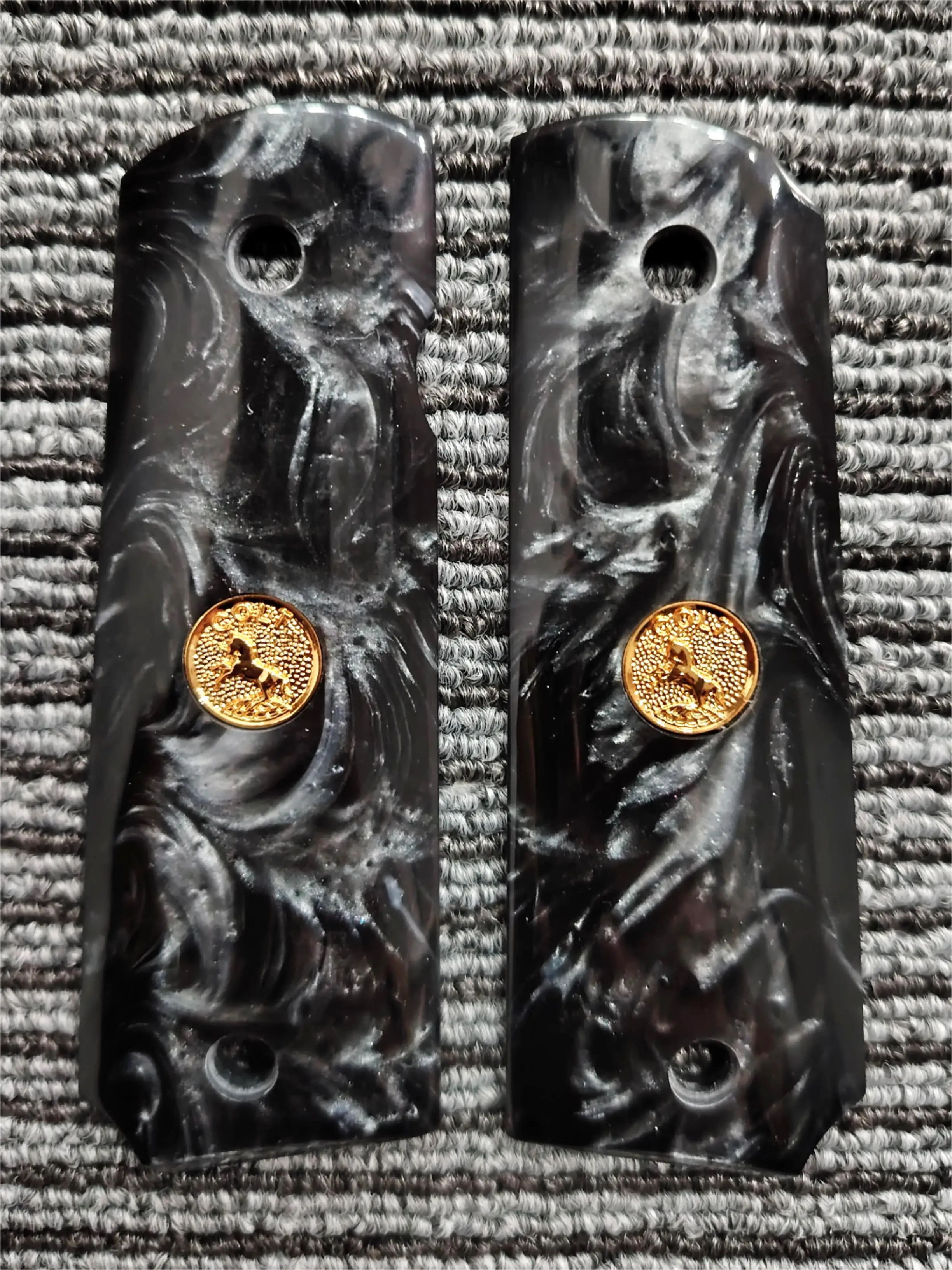 1911 Grips Full Size, Black Pearl Gold Colt Medallion, geschikt voor Colt, Kimber, Springfield, Remington, Rock Island, Government Commander