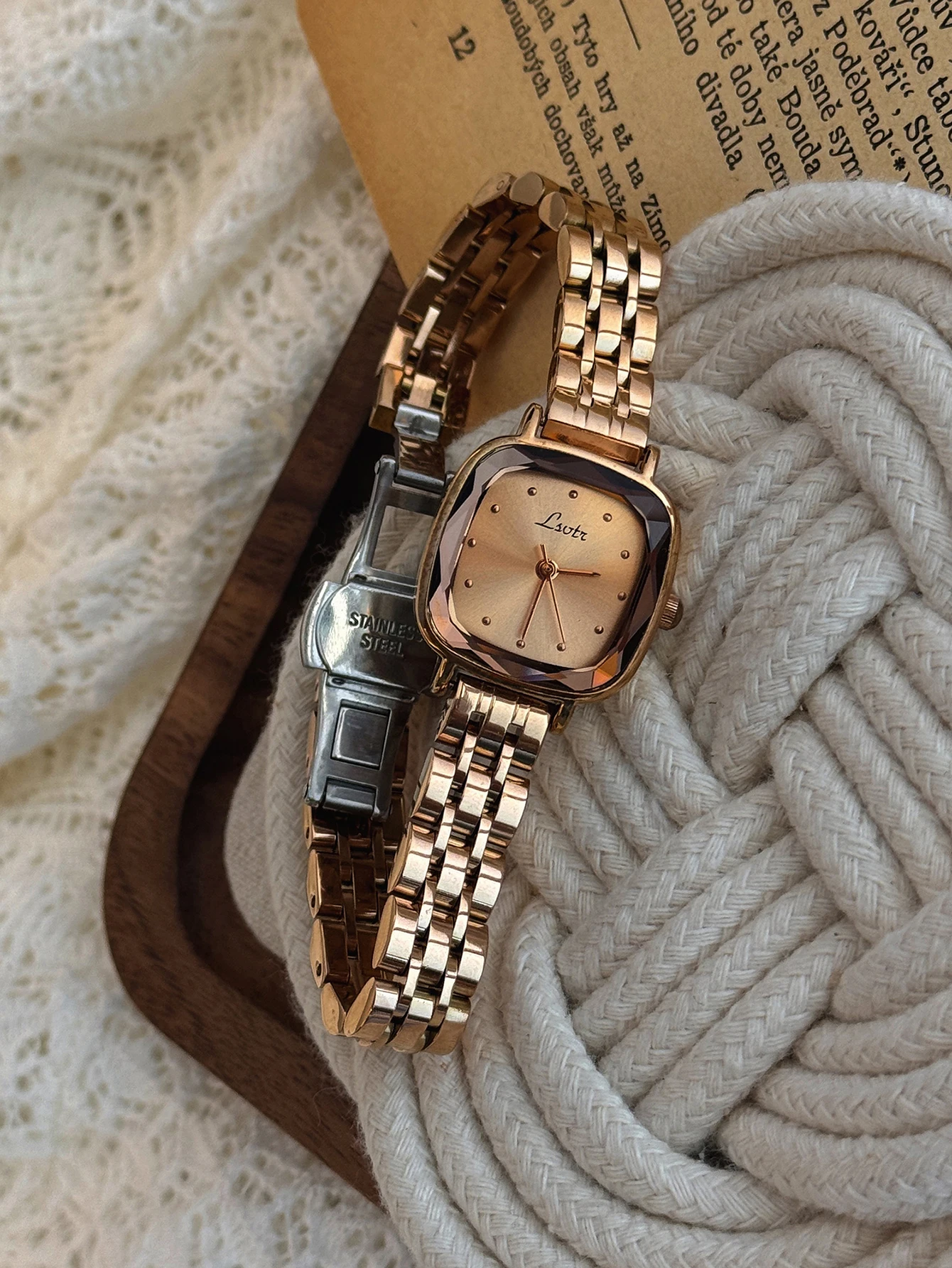 1 Piece of Gold-Colored French-Style Vintage Women's Watch, Square-Shaped, Waterproof, Quartz Movement, with Stainless Steel Strap, Fashionable, Simple, Artistic, Elegant, and Unique Women's Watch, Can Be Used as a Holiday or Birthday Gift, Comes with a Watch Adjustment Tool