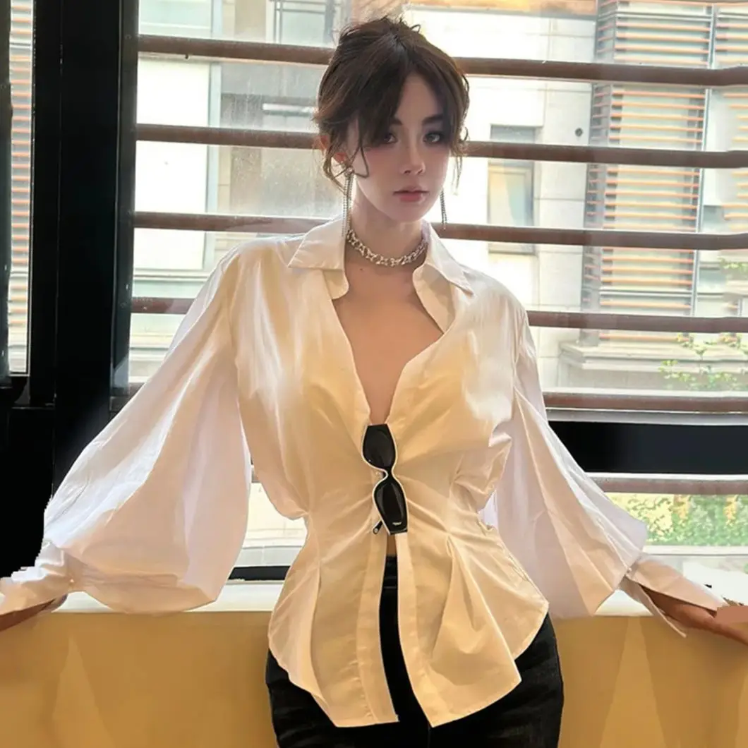 

Французская белая блузка с рукавами-фонариками, женская ранняя весна, дизайн, элегантный однобортный топ со складками на талии и v-образным вырезом