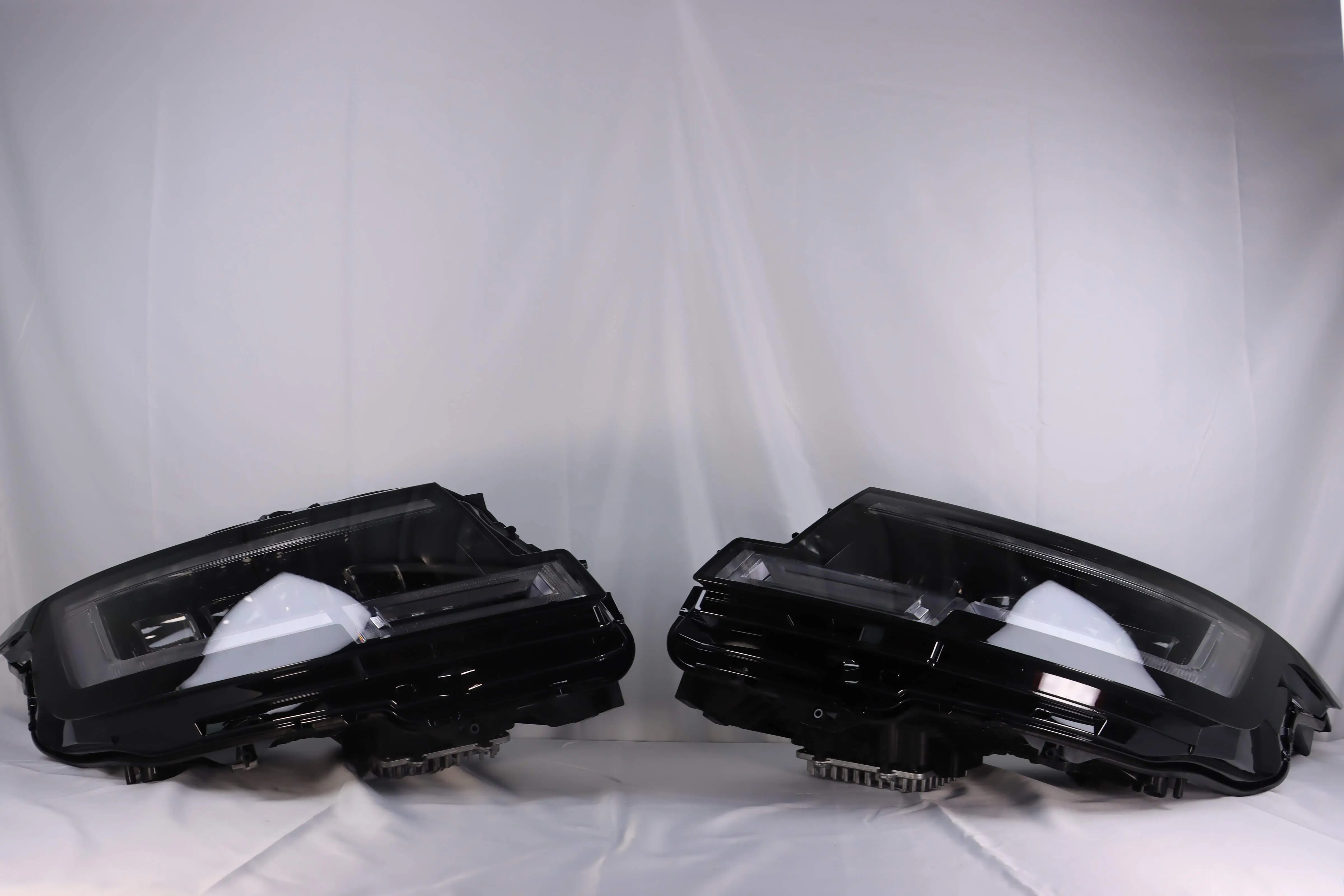 2025Original High Quality Second-hand Four-lens matrix Headlights or 2023-2025 Land Rover Range Rover Repair and Replacement